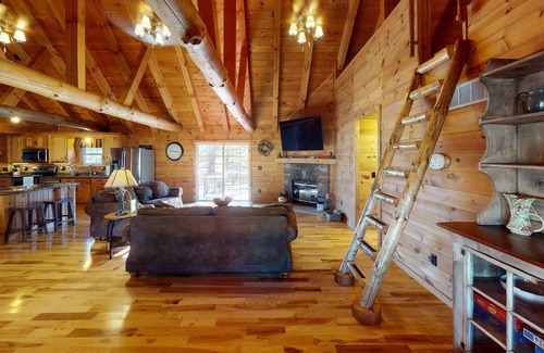 Laurelville Cabin | Knotty Pine cabin w/pond, hot tub, pool table close to hiking