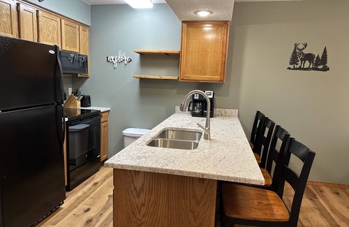 Branson West Condo | Knotty Pine Retreat-Free Boat Parking 1mi to SDC