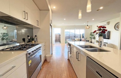Knoxfield House | Knoxfield Relaxing 4BRM Home Golf Course Netflix Parking