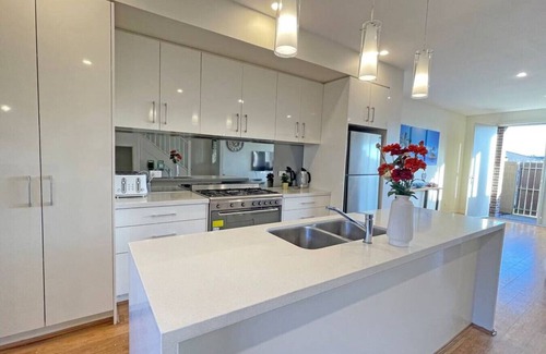 Knoxfield House | Knoxfield Relaxing 4BRM Home Golf Course Netflix Parking