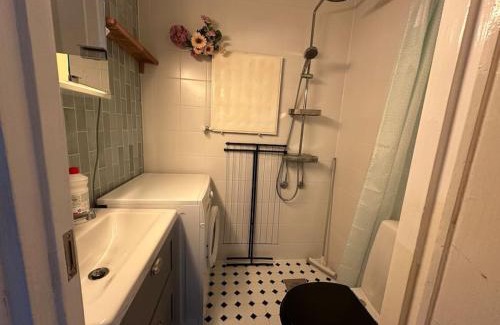 Etelainen District Apartment | Kodikas ja supermukava asunto metron vieressä! Smart TV, nopea netti, 5 minuuttia keskustaan!