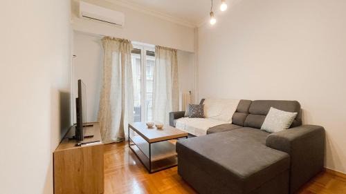 Platia Viktorias Apartment | Kodrigktonos Central 77sqm apt in Viktoria