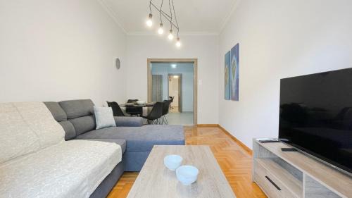 Platia Viktorias Apartment | Kodrigktonos Central 77sqm apt in Viktoria