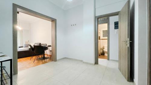 Platia Viktorias Apartment | Kodrigktonos Central 77sqm apt in Viktoria