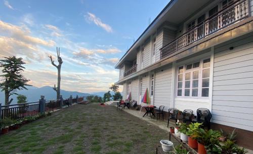 Geyzing House | KokoMhendo The hilltop farmhouse.