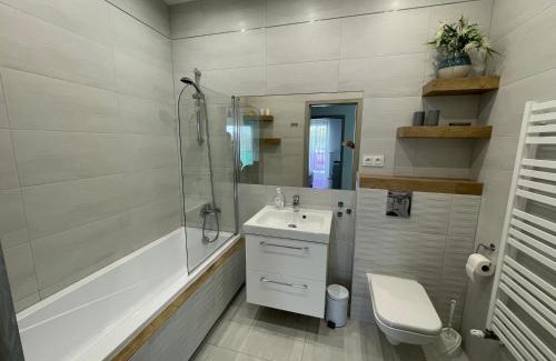 Bielsko-Biala Apartment | !KOMFORT APARTAMENT KUSTRONIA Garaż Balkon Wanna