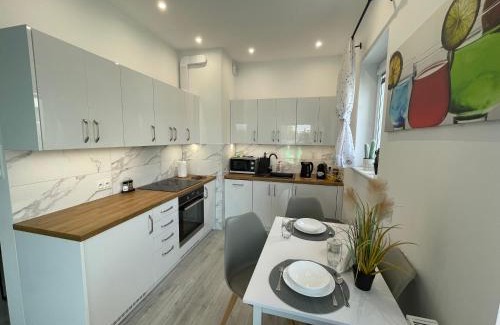 Bielsko-Biala Apartment | !KOMFORT APARTAMENT KUSTRONIA Garaż Balkon Wanna