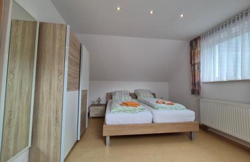 Madfeld Apartment | Komfortable 90 qm Ferienwohnung mit 3 Schlafzimmern Küche Balkon Wohnzimmer mit großem LED TV InternetWiFi Flatrate und Parkplatz inklusive in Brilon Madfeld