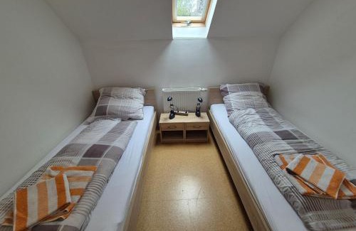 Madfeld Apartment | Komfortable 90 qm Ferienwohnung mit 3 Schlafzimmern Küche Balkon Wohnzimmer mit großem LED TV InternetWiFi Flatrate und Parkplatz inklusive in Brilon Madfeld