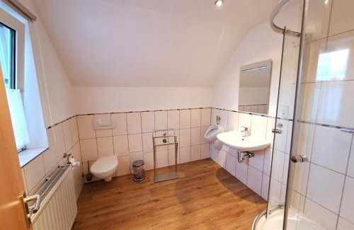 Madfeld Apartment | Komfortable 90 qm Ferienwohnung mit 3 Schlafzimmern Küche Balkon Wohnzimmer mit großem LED TV InternetWiFi Flatrate und Parkplatz inklusive in Brilon Madfeld