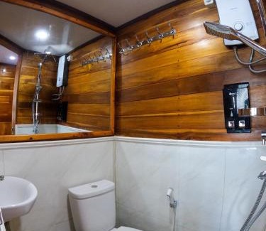 Labuan Bajo Boat Rental | Komodo Cruise 3D2N with Emocean Tour - Monday & Friday Departures
