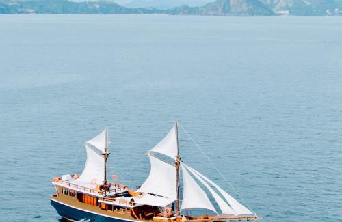 Labuan Bajo Boat Rental | Komodo Cruise 3D2N with Emocean Tour - Monday & Friday Departures