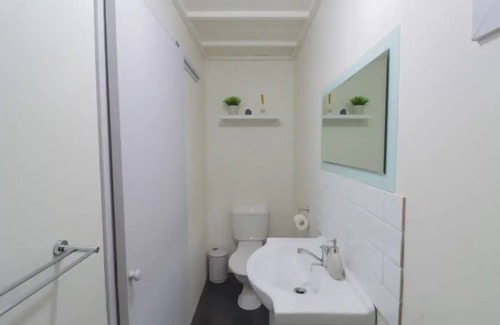 Applethorpe Cottage | Kookaburra Cottage, Country escape. Pet friendly.