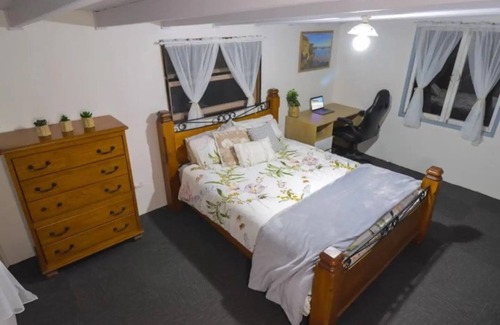 Applethorpe Cottage | Kookaburra Cottage, Country escape. Pet friendly.