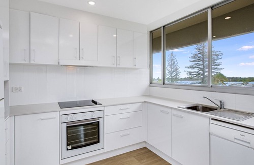 Coolangatta Apartment | Kooringal Unit 15 Great location right on Greenmount Beach with ocean views