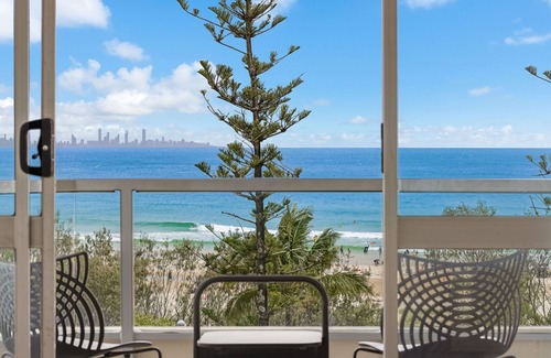 Coolangatta Apartment | Kooringal Unit 15 Great location right on Greenmount Beach with ocean views
