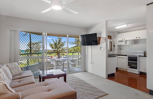 Coolangatta Apartment | Kooringal Unit 4 Right on Greenmount beach walk to both Tweed Heads and Coolangatta Wi-Fi Inc.