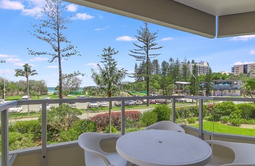 Coolangatta Apartment | Kooringal Unit 4 Right on Greenmount beach walk to both Tweed Heads and Coolangatta Wi-Fi Inc.