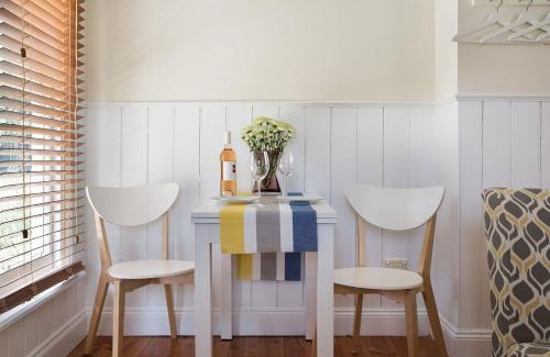 Hepburn House | Koovelly Garden Studio- cosy retreat