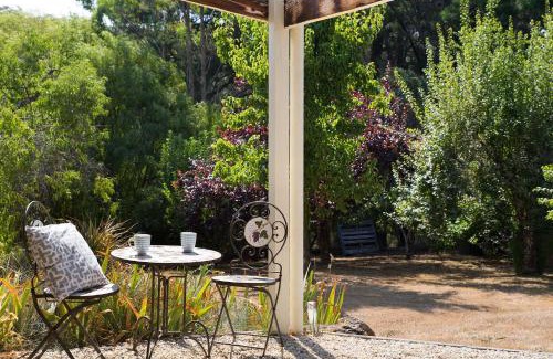 Hepburn House | Koovelly Garden Studio- cosy retreat