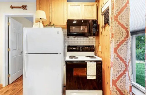 Blossvale Cottage | Koozy Kottage whole House by the lake