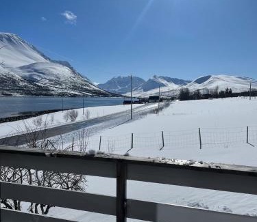 Lyngen House | Koselig hus nær sjø og fjell