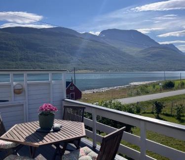 Lyngen House | Koselig hus nær sjø og fjell