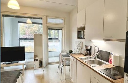Aviapolis Apartment | Kotimaailma - Valoisa ja kompakti yksiö Tikkurilassa