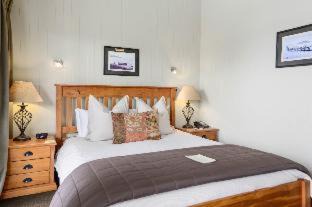 Kawaha Point Bed & Breakfast | Koura Lodge