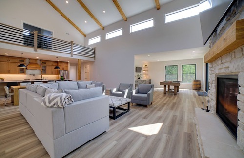 Tefft House | Kouts Home: High-End Retreat in Secluded Setting