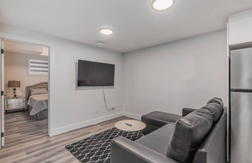 Southwest Edmonton House | Kozy In Keswick (Suite)