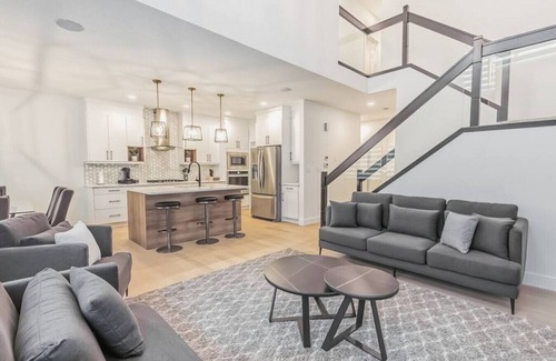 Southwest Edmonton House | Kozy In Keswick (Upper Suite)