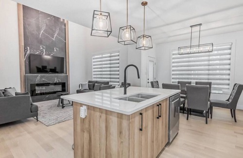 Southwest Edmonton House | Kozy In Keswick (Upper Suite)