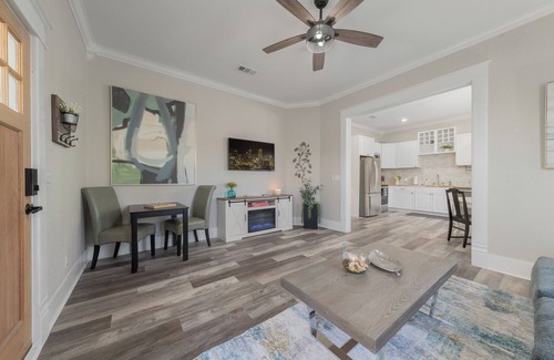 Denison House | "KOZY KOTTAGE" Near Downtown! 2025 Remodel, Sleeps 8 Comfortably, Games & More!