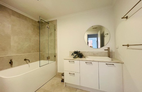 Camperdown Apartment | KozyGuru Camperdown Cozy 2-Bed Apt and Parking