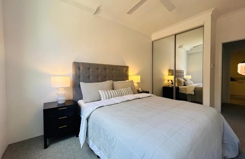 Camperdown Apartment | KozyGuru Camperdown Cozy 2-Bed Apt and Parking