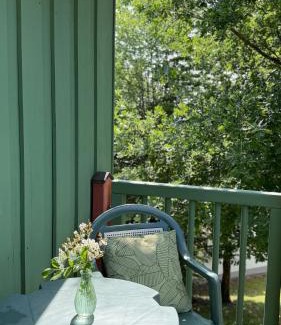 Hillstett Apartment | KREATIVPAUSE Workation in Bayern - Stilvolle Workation-Unterkunft mit Arbeitsplatz & Naturblick in Bayern