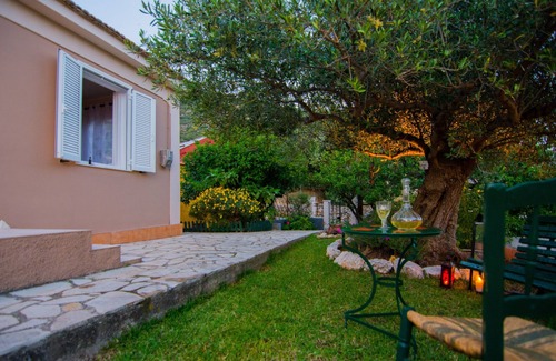 Faraklata Cottage | “Kroussos Cottage” is located in the quiet village of Faraklata in Kefalonia.
