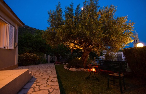 Faraklata Cottage | “Kroussos Cottage” is located in the quiet village of Faraklata in Kefalonia.
