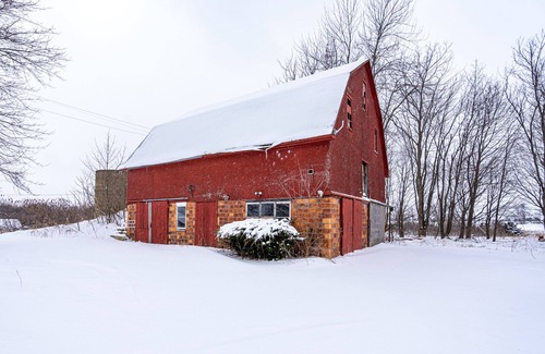 Fonthill House | KS Divine's Farmhouse Lookout Near Niagara Falls !