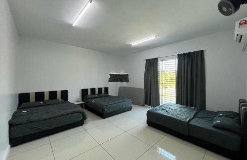 Kuala Selangor House | Ks161 Homestay - vast & white