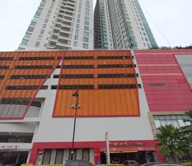 Taman Century Apartment | KSL City Mall Bathtub 1-4pax Netflix JB City