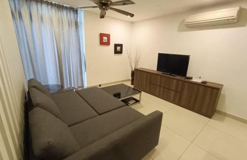 Taman Century Apartment | KSL City Mall Bathtub 1-4pax Netflix JB City