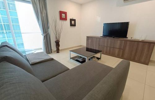 Taman Century Apartment | KSL City Mall Bathtub 1-4pax Netflix JB City
