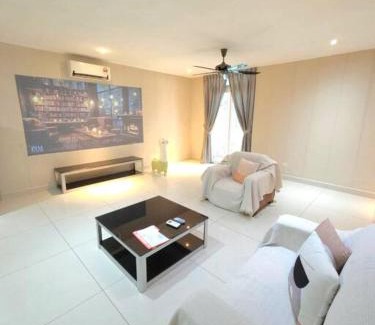 Taman Century Apartment | KSL Mall 110inch Screen Movie Room Cozy Suite