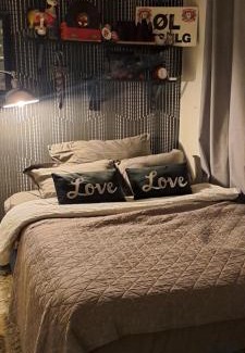 Svolvaer House | Kule gule huset