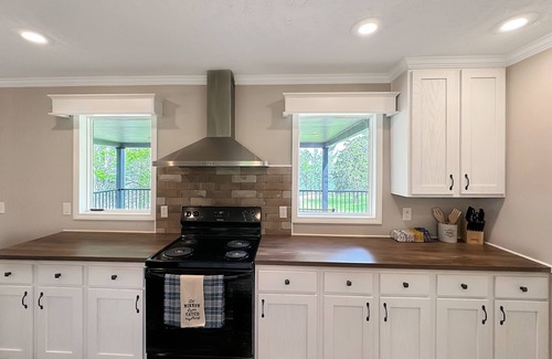 New Concord House | KY Lakeshore Retreat -Waterfront Views, Dock, Deck, Large Parking -NEW 2024