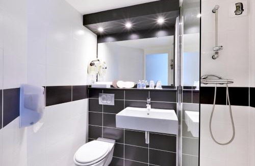 Laval Hotel | Kyriad Hotel Laval