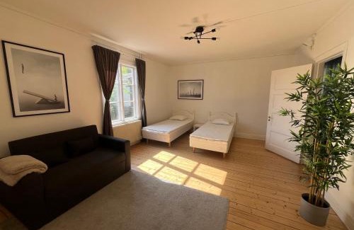 Vastra Frolunda Apartment | Lägenhet nära hav & stad, fri parkering
