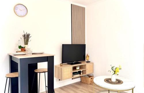 Chateauvert Apartment | L'Écrin d'Or - Élégant & Confortable- Idéalement Situé en Centre-Ville - Terrasse - Gare à 5 min